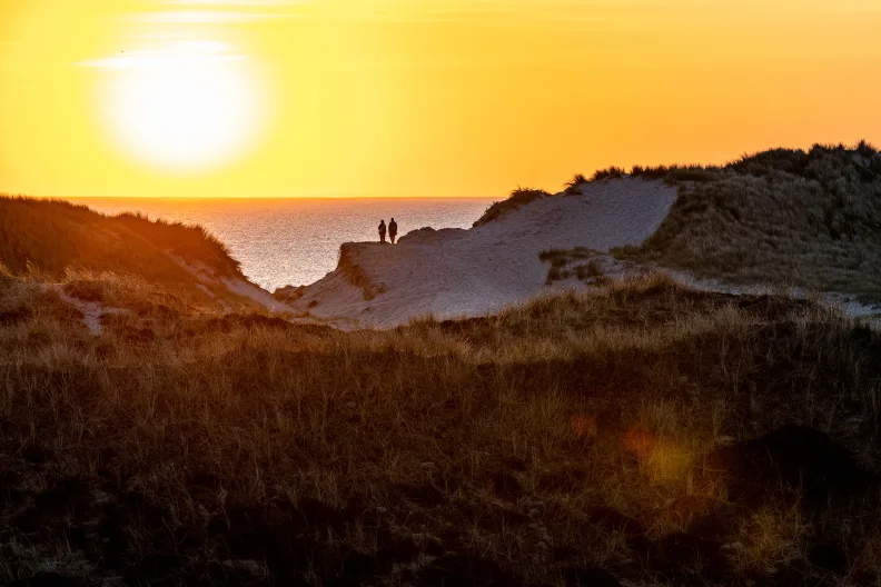 Sonnenuntergang am Strand von Sondervig in Dänemark.