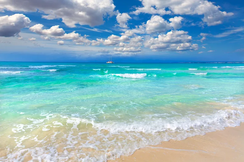 türkis leuchtendes Wasser an der Platja es Trenc.