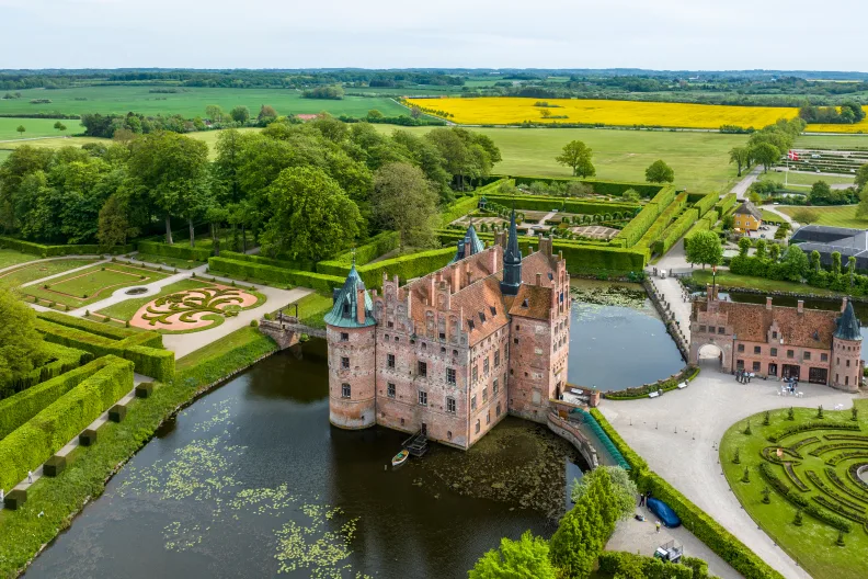 Schloss Egeskov auf Fünen in Dänemark aus der Luft.