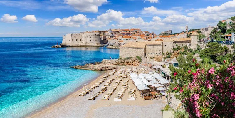 Landschaft mit dem Strand Banje und der Altstadt von Dubrovnik an der dalmatinischen Küste.