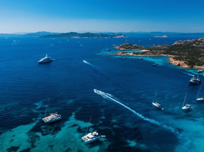 Hold badeferie ved azurblå hav fra et feriehus på Sardinien