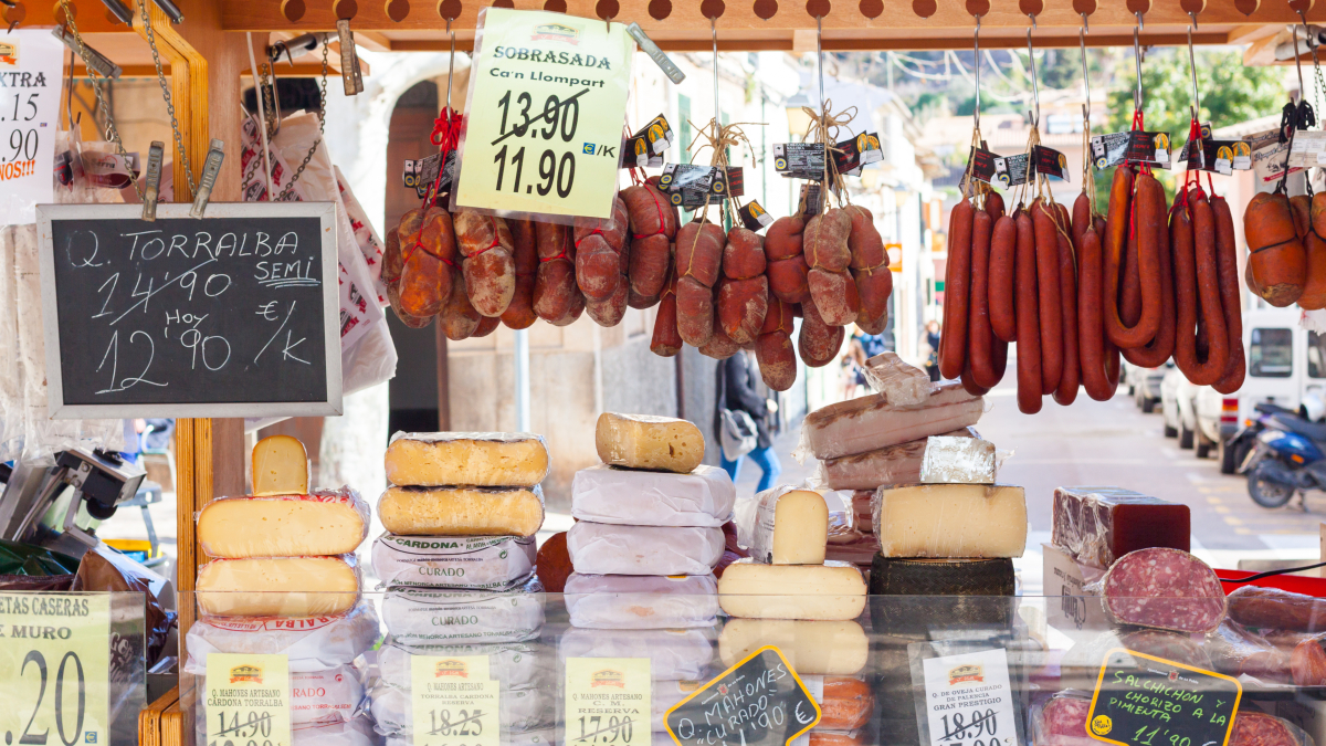 Marktstand mit Würsten auf Mallorca.