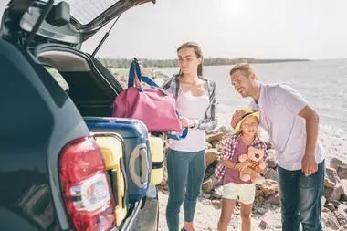 Familie packt Auto