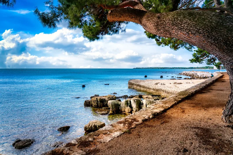 Der Strand von Porec an einem schönen Sommertag.