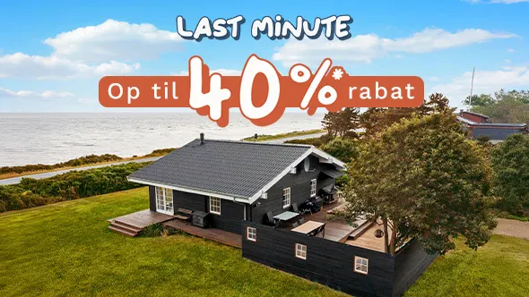 Typisk dansk sommerhus ved stranden på vestkysten i Danmark.