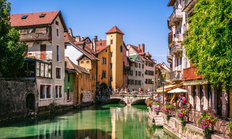 Annecy i Frankrig, hvor de blomsterpyntede broer strækker sig over byens kanaler.