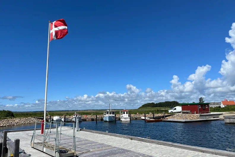 Der Hafen von Venø in Westjütland in Dänemark.