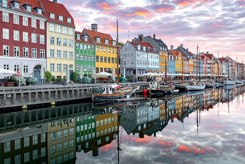 København, Nyhavn. Den berømte kanal og de farverige huse i solopgangen