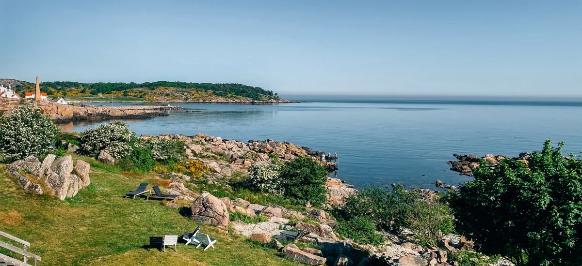 Fra et sommerhus på Bornholm kan du nyde denne smukke udsigt til Hammeren under din næste ferie