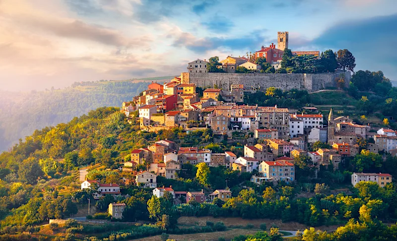 Die malerische antike Stadt Motovun in Kroatien, Istrien, liegt auf einer Anhöhe und ist von Weinbergen umgeben.