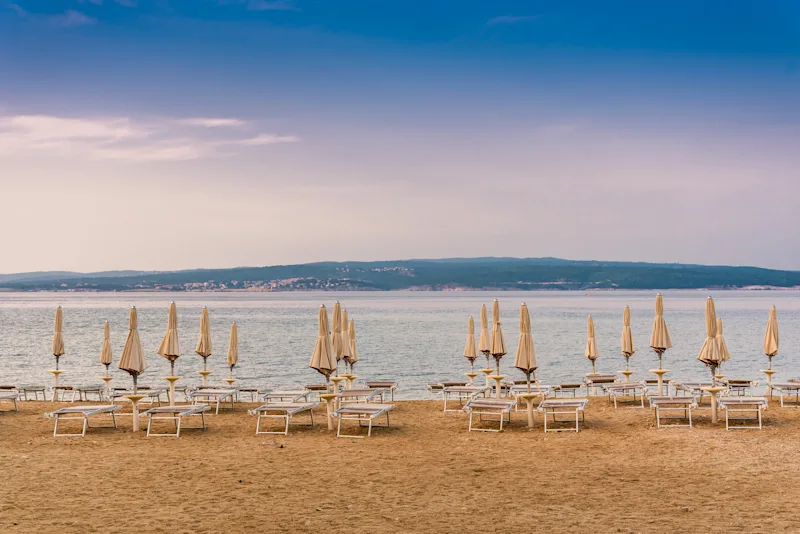 Sonnenschirme am leeren Strand von Crikvenica am frühen Morgen.