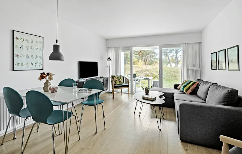  Lys og moderne ferielejlighed med køkken-alrum i Dueodde Ferieby på Bornholm.