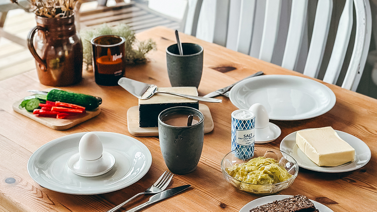 Frühstückstisch im Ferienhaus.