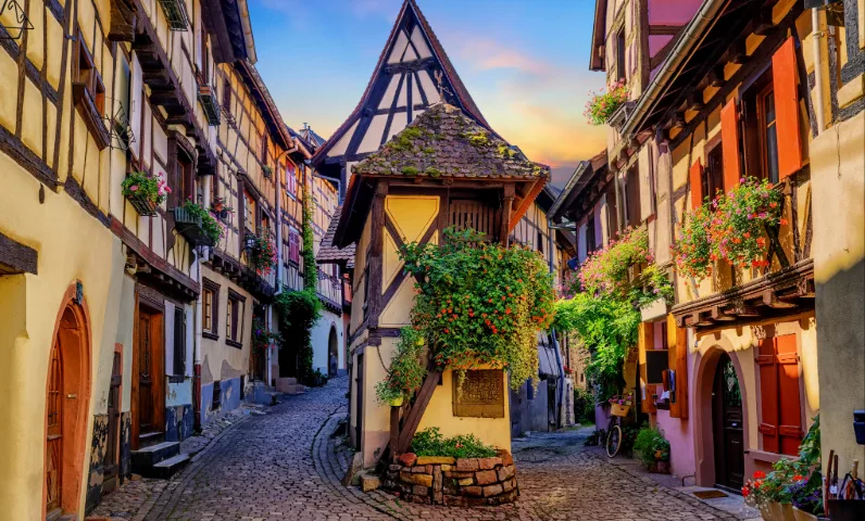 De charmerende brostensbelagte gader i Eguisheim.