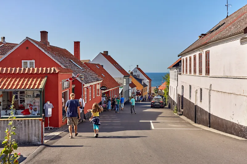 Lille gade med udsigt over havet i Gudhjem på Bornholm.