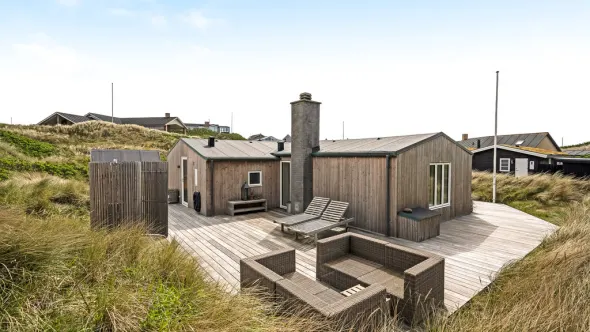Ferienhaus aus Holz in den Dünen in Dänemark.