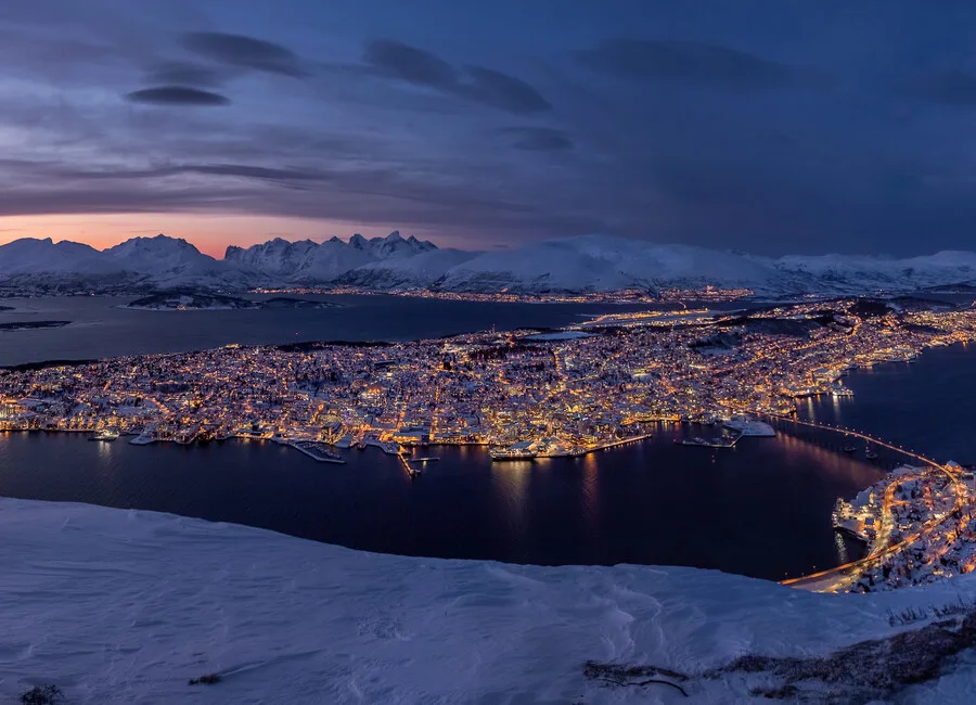 Die Stadt Tromsö in Nordnorwegen im dunkeln