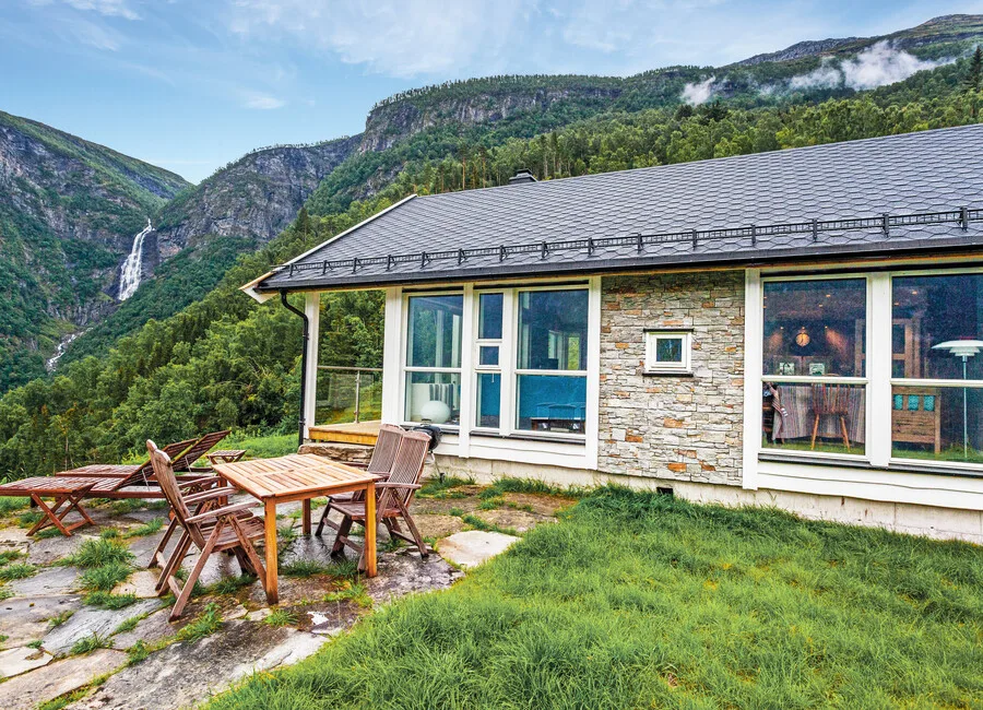 Norwegen Ferienhaus mit Blick auf Wasserfall