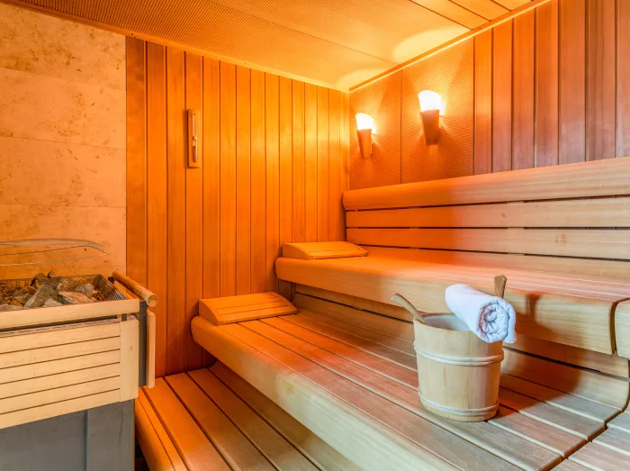 Eine Sauna mit Saunakübel im Ferienhaus