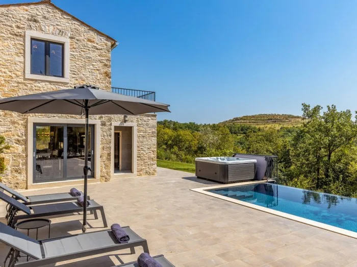 Luxusferienhaus mit Pool und Blick in die weite Landschaft in Umag, Kroatien.