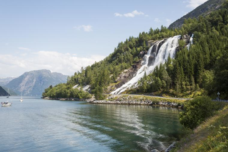 Oplev det smukke vandfald i sunnhordland Norge