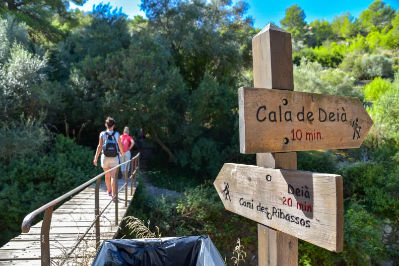 Wandernde auf dem Weg nach Deiá.