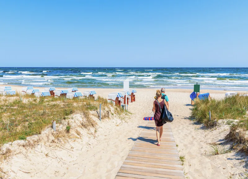 Menschen zu Fuß zum Strand in Baabe, Insel Rügen, Ostsee, Deutschland