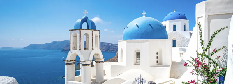 Reserva ya un alquiler vacacional en las islas Griegas con NOVASOL y visita la hermosa Santorini con sus azules cúpulas y encaladas paredes