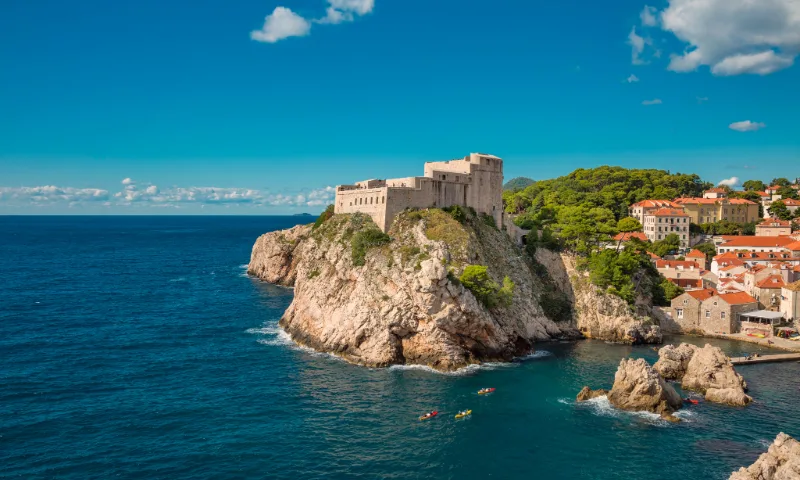 Fæstningen Lovrijenac troner højt oppe på en klippe og har i århundreder vogtet over Dubrovniks glitrende Adriaterhavskyst.