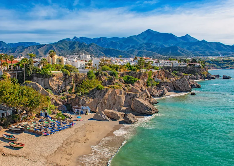 Den smukke strand i Nerja, Andalusien, med blødt sand og krystalklart vand, ideel til en dag i solen