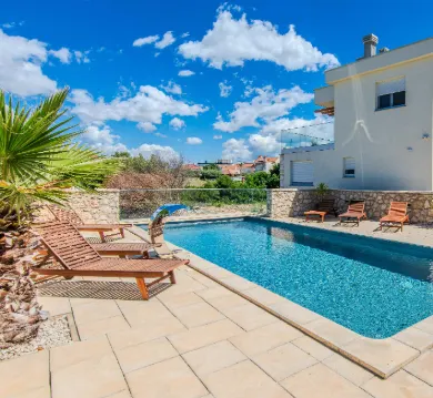 Last-minute holidays with pools