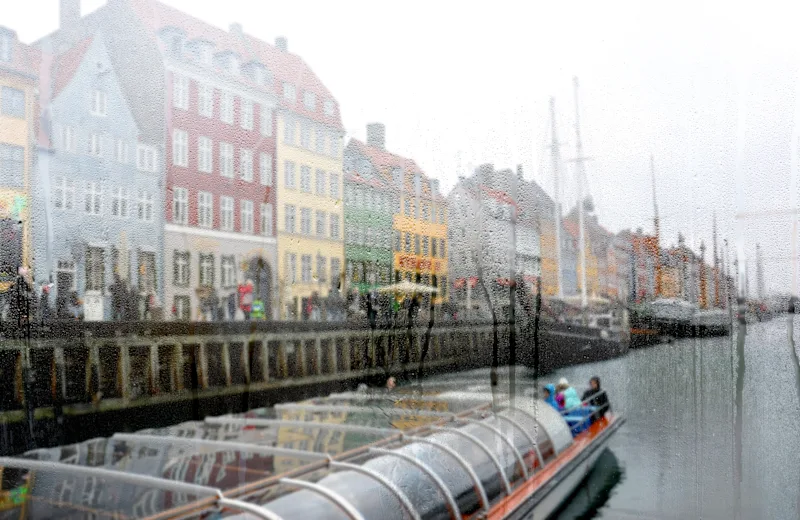 Blick auf ein Hafenboot in Kopenhagen im Regenwetter bei Nyhavn.