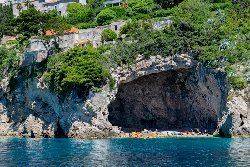 Abgelegener Betina-Höhlenstrand in der Nähe der Altstadt von Dubrovnik