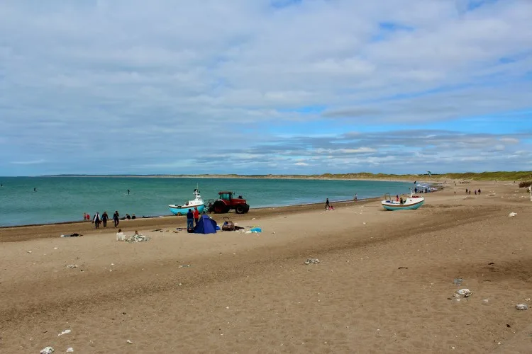 Mennesker på stranden i Cold Hawaii, Klitmøller ved Vesterhavet.