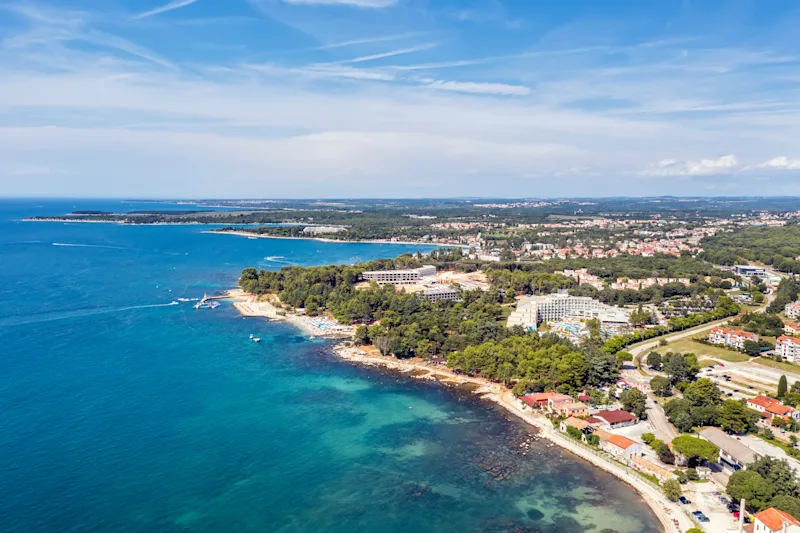 Ein erstaunlicher Blick aus der Luft auf die Küste und die Strände von Porec.