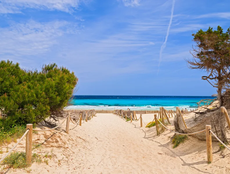 Weg zum Strand Cala Agulla auf Mallorca.