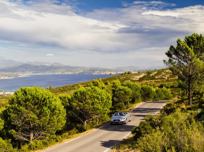 Par på bilferie kører langs Routes des Crêtes ved Cassis, Côte d'Azur, Frankrig.
