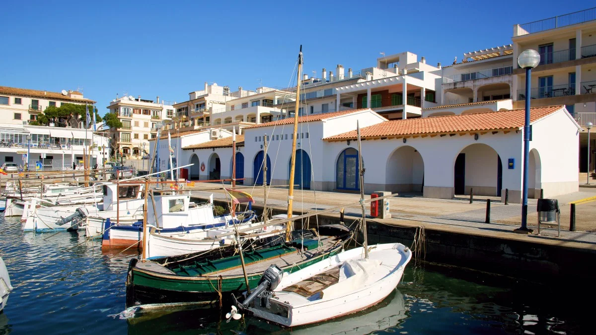 Hafen mit kleinen Fischerbooten in Cala Ratjada auf Mallorca