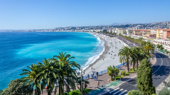 Schöner Blick auf die Bucht der Engel, Frankreich
