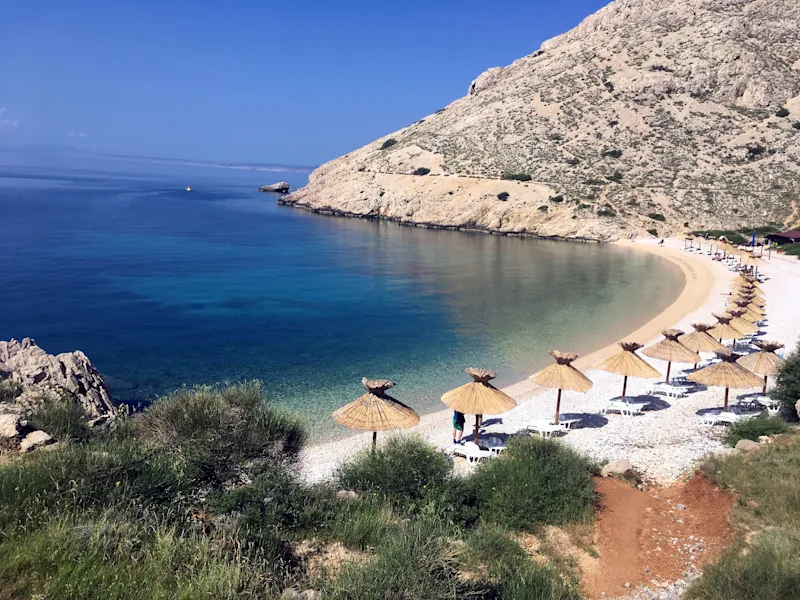 Schöner Blick auf den Strand Oprna auf der Insel Krk.