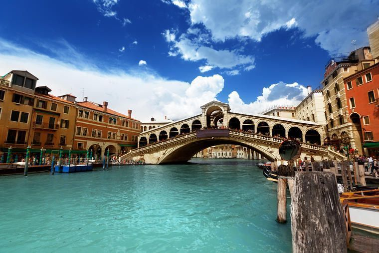 Charmig bro i Venedig
