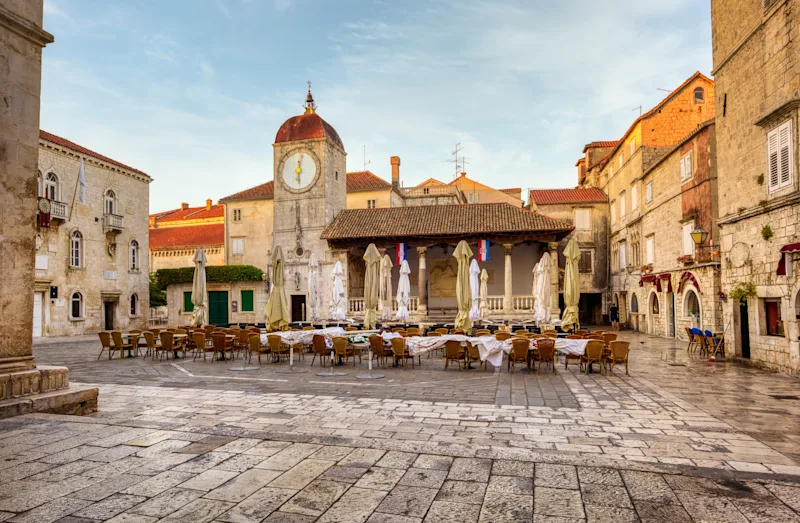 Pladsen i den gamle bydel i Trogir i Dalmatien, Kroatien.