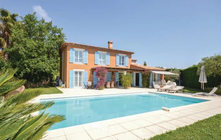 Villas with swimming pools in France