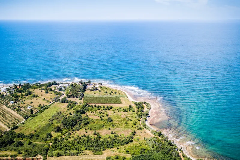 Luftaufnahme der Küste bei Umag in Kroatien.