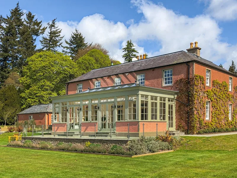 Holiday cottages for 16