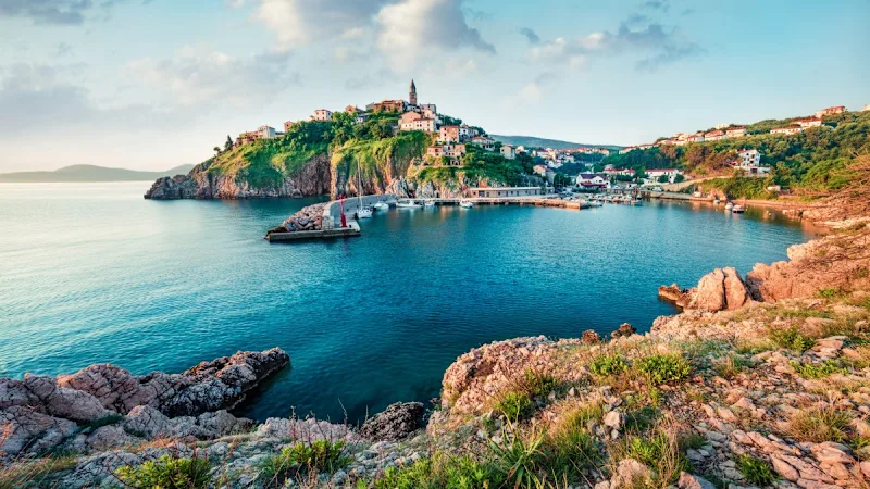 Stadtbild von Vrbnik auf der Insel Krk.