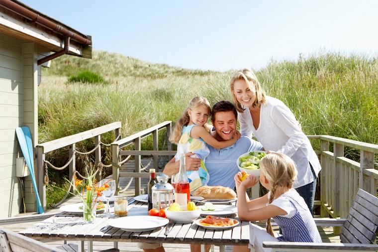 Nyt god mat med familien i et feriehus ved Limfjorden