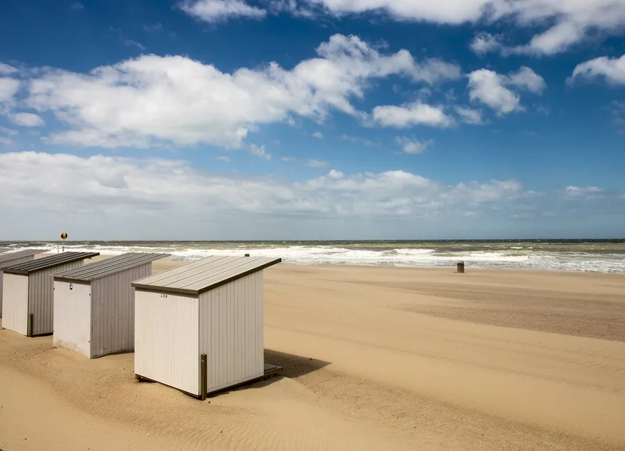 Witte strandcabines te Oostende, België
