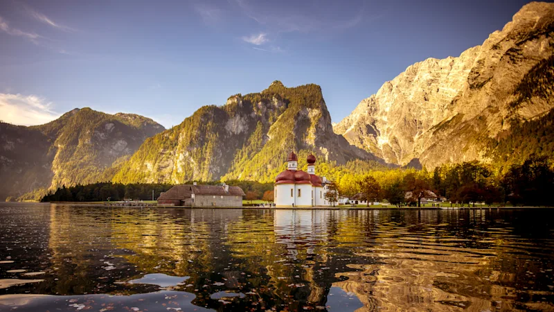 Kirken St Bartolomä i Nationalpark Berchtesgaden på en smuk sommeraften