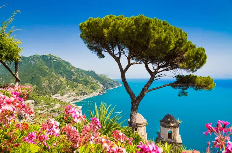 Lej et feriehus med havudsigt i Italien